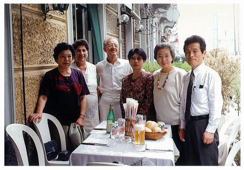 ミラノのピザ屋さんのテラスで